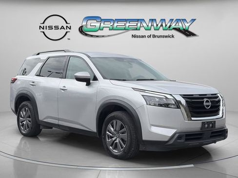 Used 2025 Nissan Pathfinder SV image 2