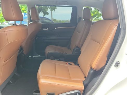 Used 2018 Toyota Highlander Limited Platinum FWD image 16