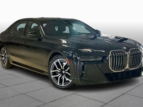 Used 2025 BMW 740i image 2