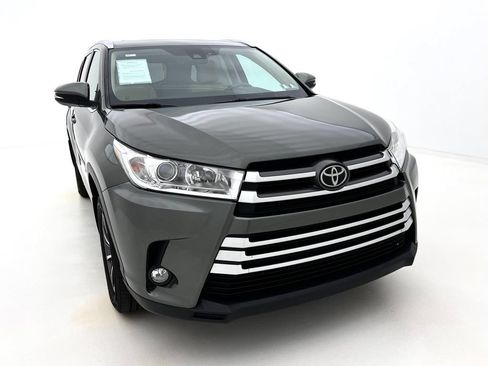 Used 2017 Toyota Highlander XLE AWD/4WD image 3