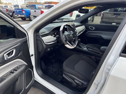 Used 2024 Jeep Compass Sport image 2