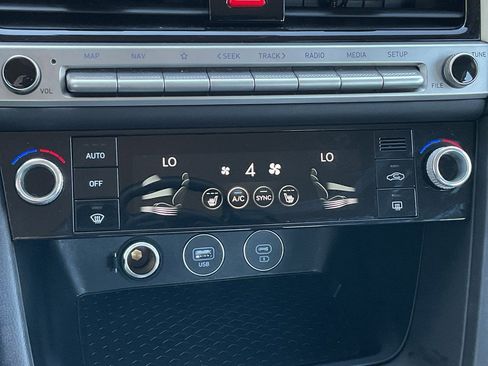 Used 2025 Genesis G70 2.5T image 32