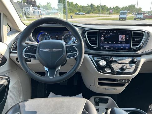 Used 2023 Chrysler Pacifica Touring-L AWD/4WD image 10