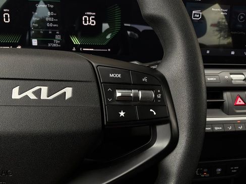 Used 2025 Kia K4 LXS image 35