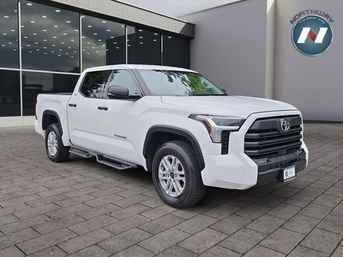 Used 2022 Toyota Tundra SR5 w/ SR5 Convenience Package AWD/4WD image 7