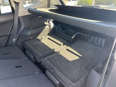 Used 2021 Volkswagen Tiguan SE w/ Panoramic Sunroof Package image 14