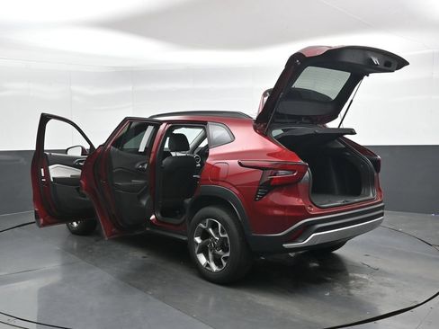 Used 2025 Chevrolet Trax LT FWD image 48