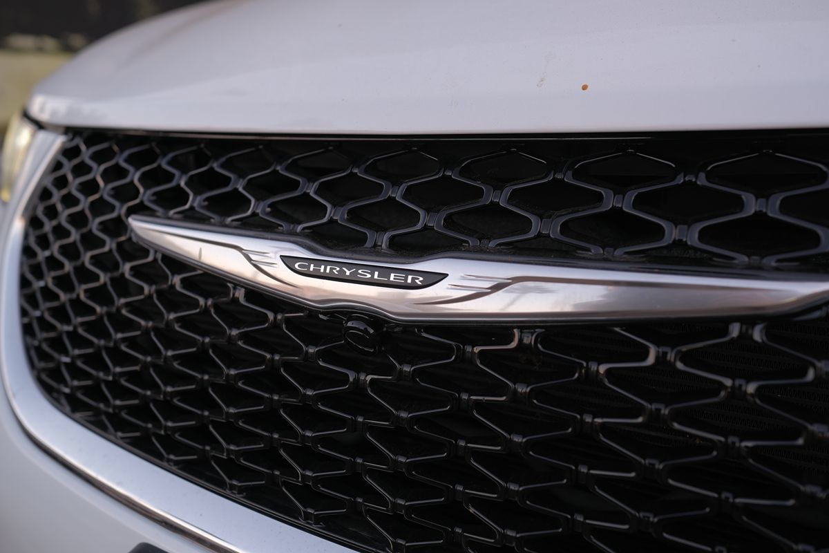 Used 2024 Chrysler Pacifica Touring-L FWD image 38