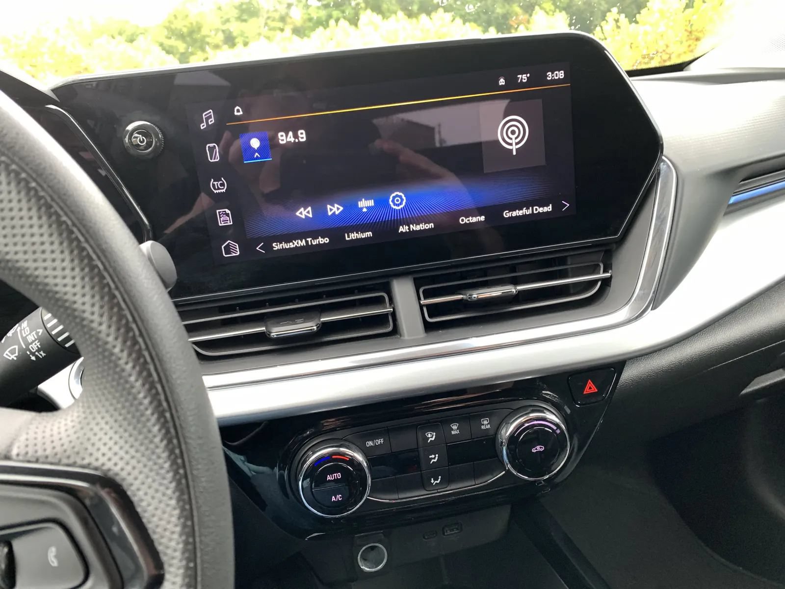 Used 2025 Chevrolet Trax LT FWD image 15