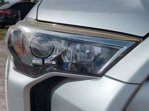 Used 2018 Toyota 4Runner SR5 Premium image 10