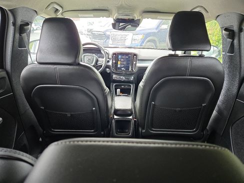Used 2021 Volvo XC40 T4 Momentum image 10