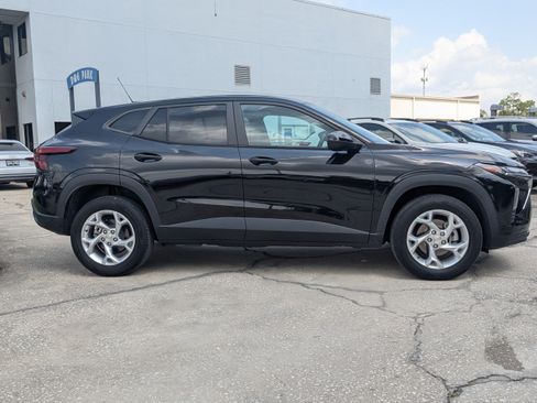 Used 2024 Chevrolet Trax LS w/ LS Convenience Package FWD image 3