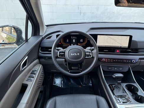 Used 2025 Kia Carnival EX FWD image 4