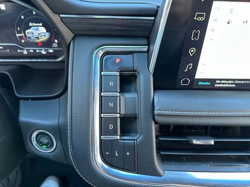 Used 2023 GMC Yukon SLT w/ SLT Premium Package image 19