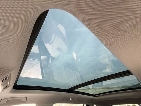 Used 2020 Volkswagen Tiguan SE w/ Panoramic Sunroof Package image 13