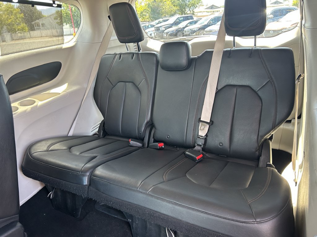 Used 2018 Chrysler Pacifica Touring-L FWD image 31