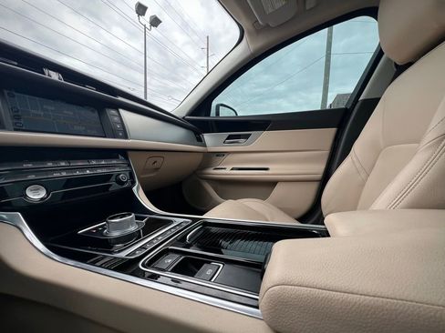 Used 2016 Jaguar XF Premium image 63