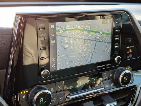 Used 2020 Toyota Highlander XLE image 24