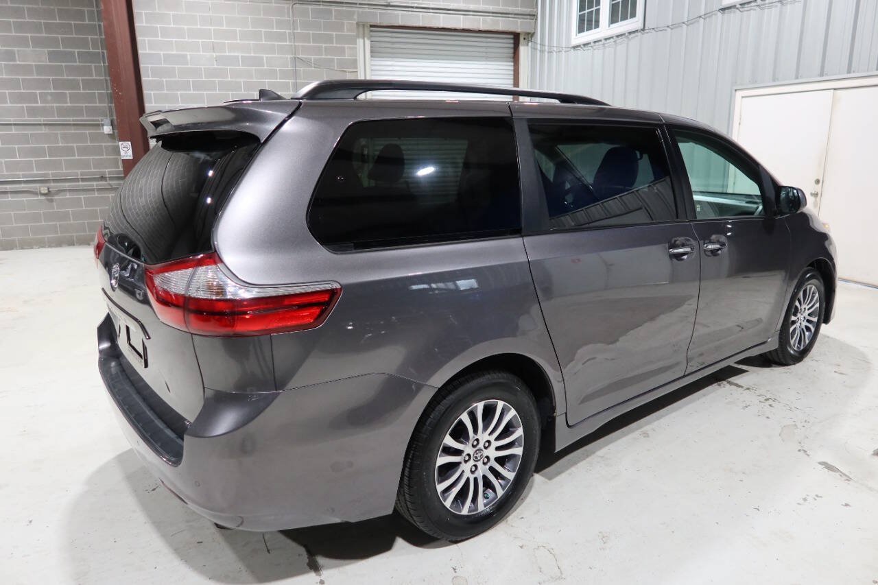 Used 2019 Toyota Sienna XLE w/ XLE Navigation Package FWD image 5