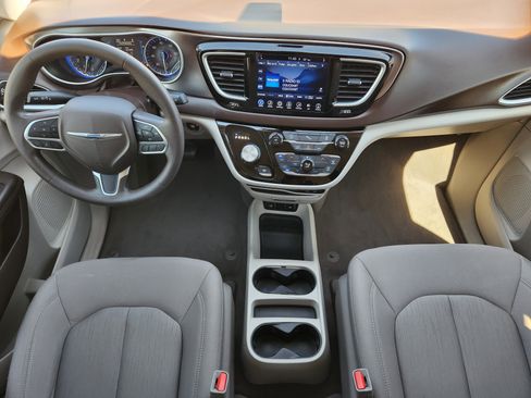 Used 2017 Chrysler Pacifica Touring image 25