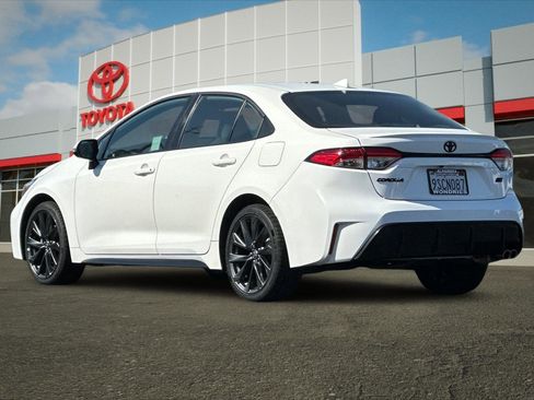 Used 2025 Toyota Corolla SE w/ SE Premium Package FWD image 5
