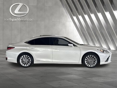 Used 2019 Lexus ES 300h Ultra Luxury w/ Accessory Package 2 image 4