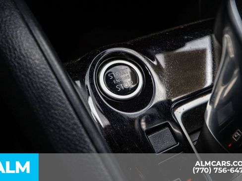 Used 2020 Nissan Versa SR w/ Convenience Package image 33