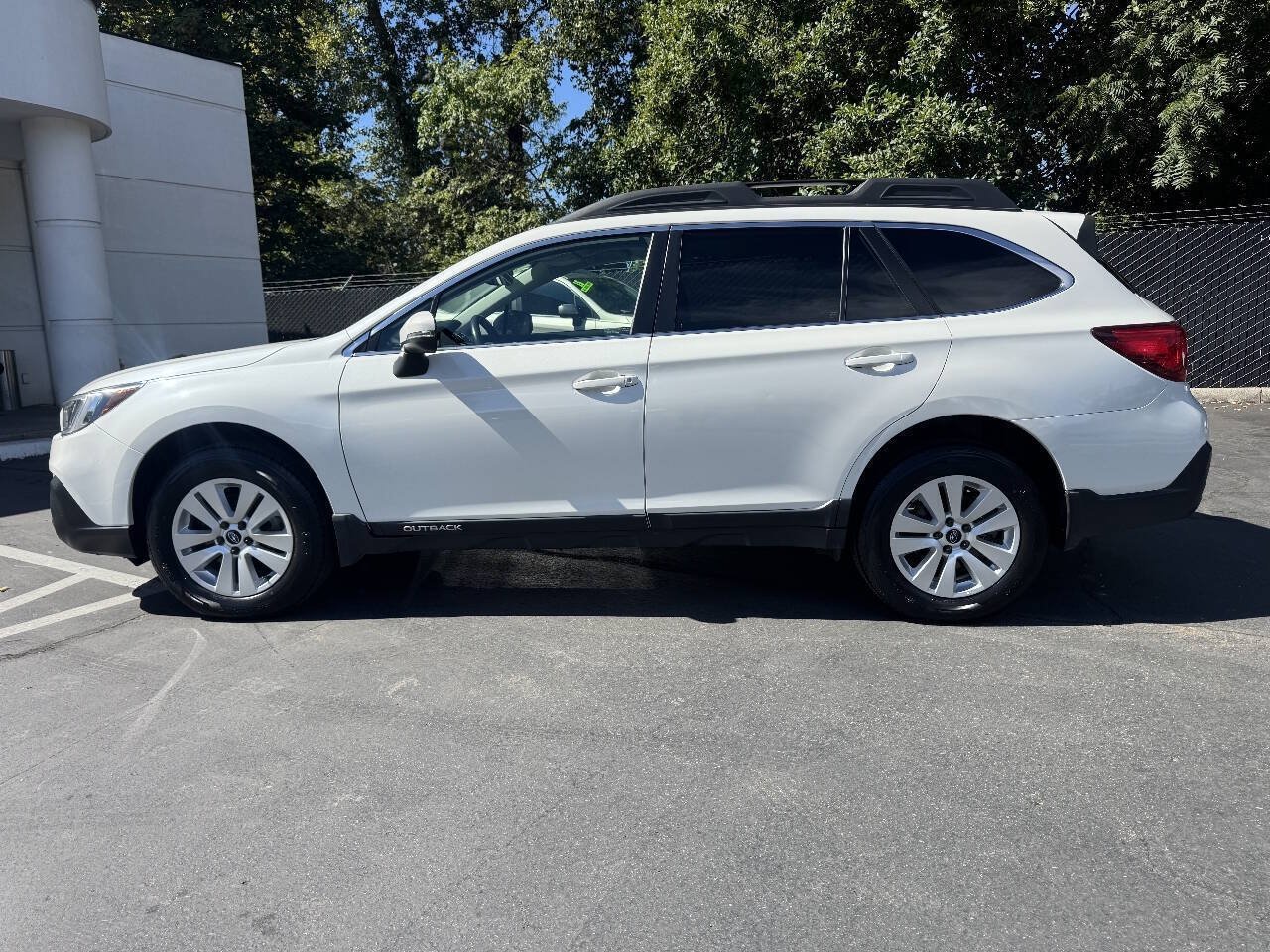 Used 2018 Subaru Outback 2.5i Premium AWD/4WD image 2