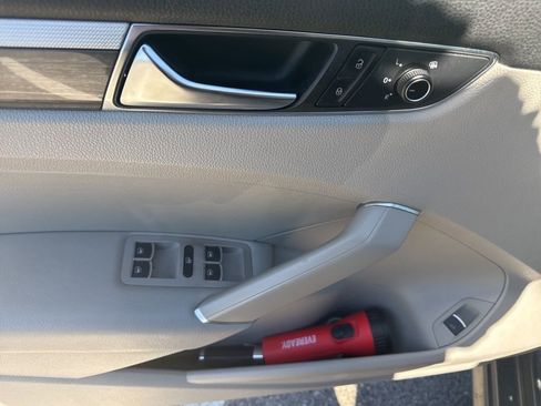 Used 2017 Volkswagen Passat 1.8T SEL Premium image 7