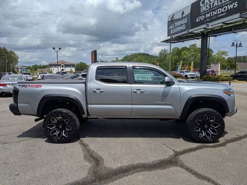 Used 2021 Toyota Tacoma TRD Off-Road w/ Technology Package AWD/4WD image 3