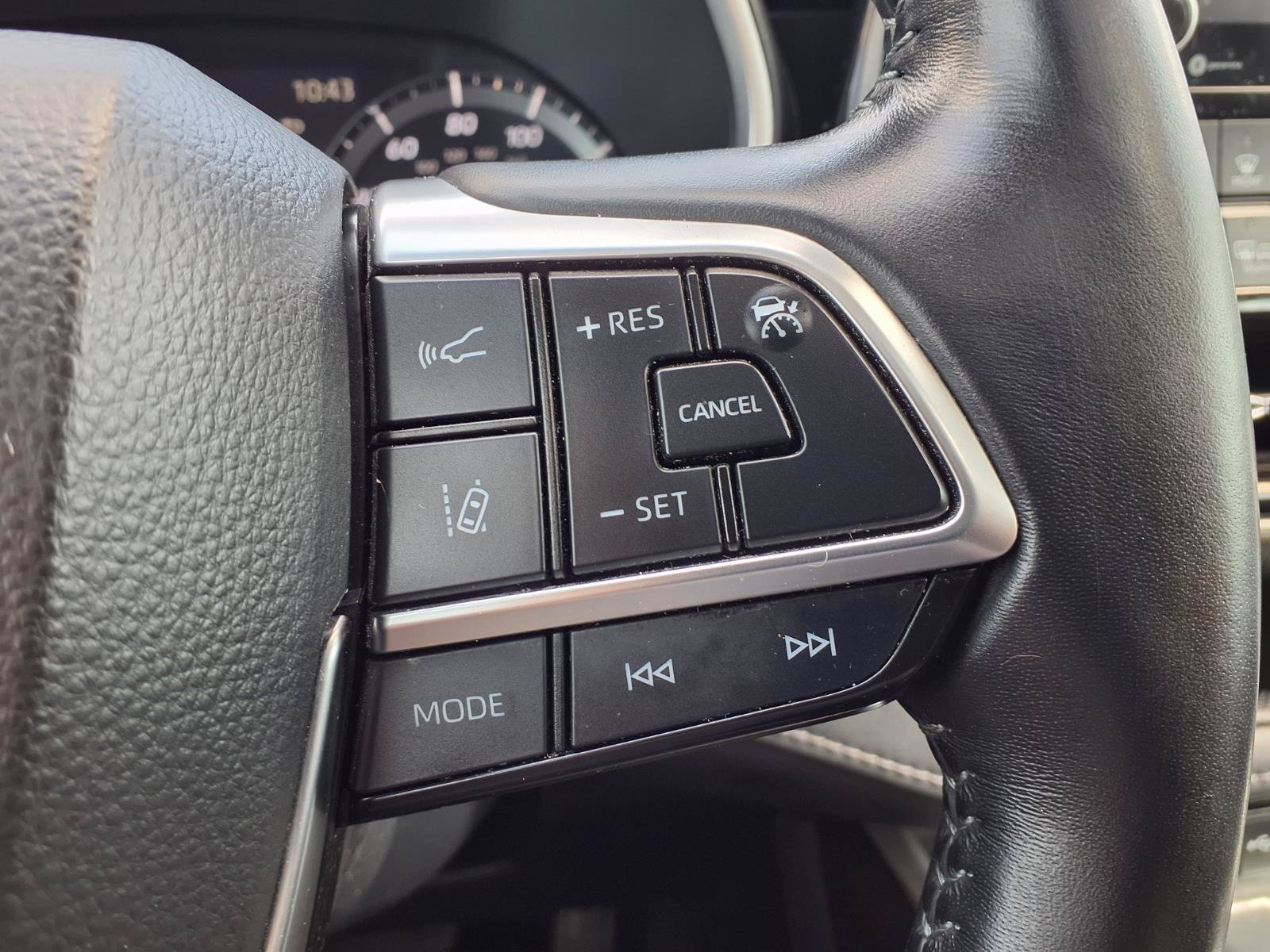Used 2021 Toyota Highlander XLE FWD image 17