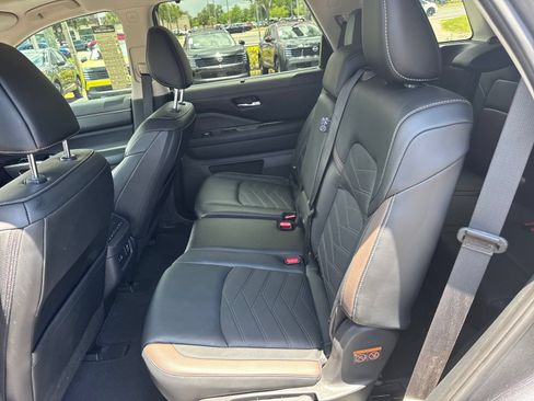 Certified 2023 Nissan Pathfinder Platinum w/ Black Appearance Package FWD image 40