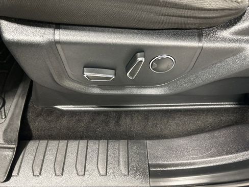 Used 2017 Ford F150 XLT w/ Equipment Group 302A Luxury AWD/4WD image 11