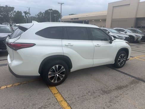 Used 2020 Toyota Highlander XLE image 3