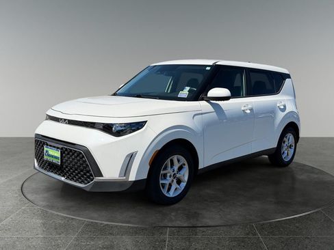 Used 2025 Kia Soul LX FWD image 3