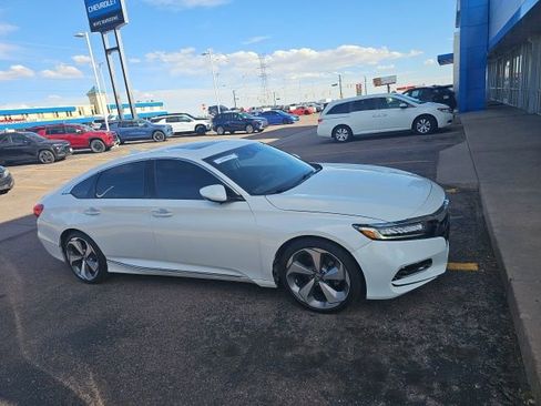 Used 2020 Honda Accord Touring image 2