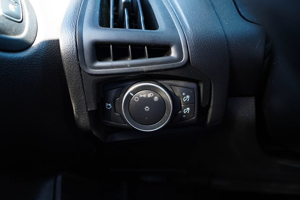 Used 2018 Ford Focus SE FWD image 30