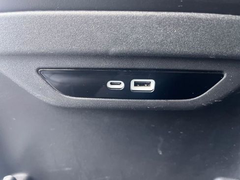 Used 2024 Chrysler Pacifica Touring-L image 31