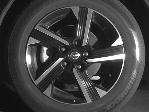 Used 2025 Nissan Sentra SV FWD image 12