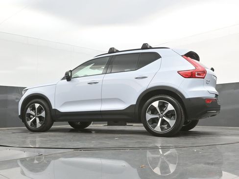 Certified 2025 Volvo XC40 B5 Plus AWD/4WD image 32