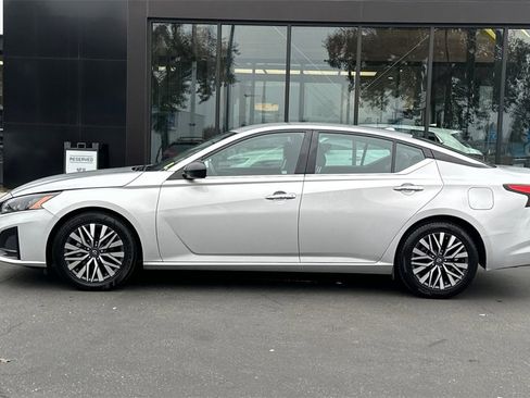 Used 2024 Nissan Altima 2.5 SV image 9