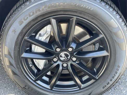 Used 2019 Land Rover Discovery SE image 9