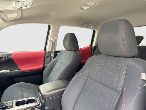 Used 2018 Toyota Tacoma SR5 AWD/4WD image 15