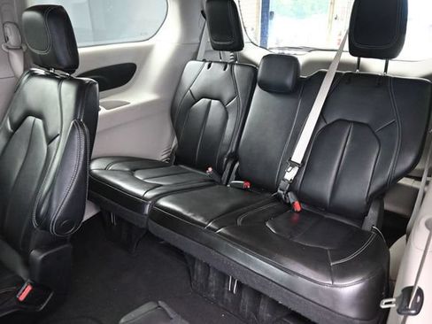 Used 2023 Chrysler Pacifica Touring-L FWD image 30
