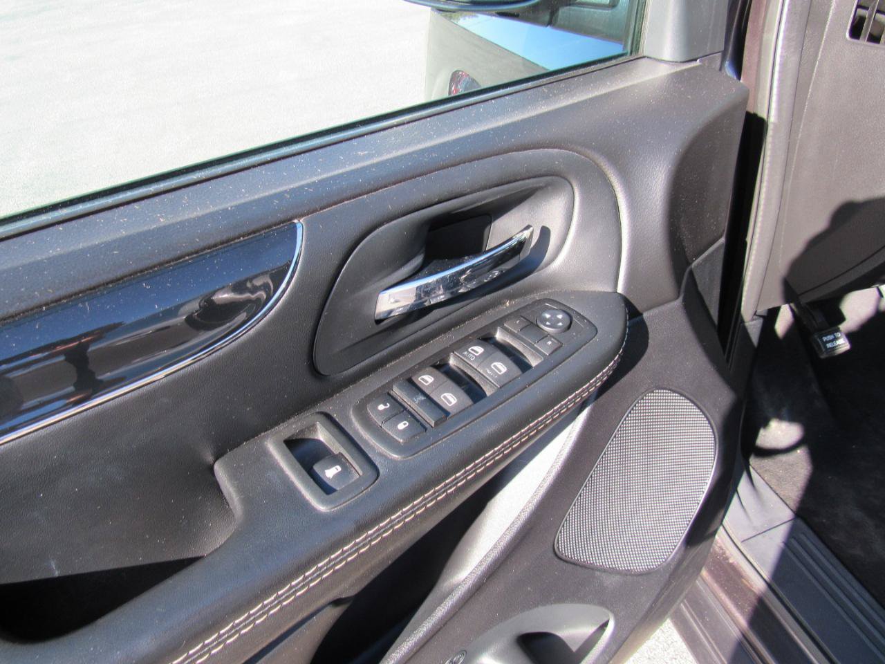 Used 2015 Dodge Grand Caravan SXT FWD image 13
