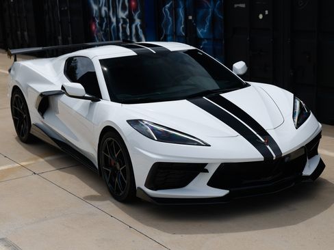 Used 2020 Chevrolet Corvette Stingray Coupe w/ Z51 Performance Package RWD image 18