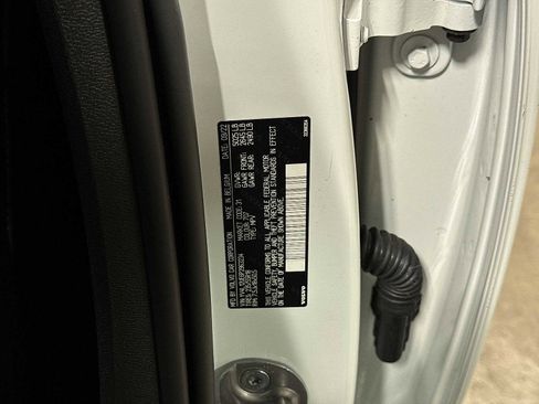 Used 2023 Volvo XC40 B5 Plus image 14