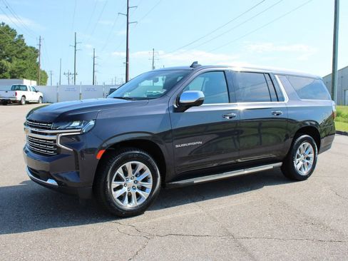 Used 2024 Chevrolet Suburban Premier RWD image 2