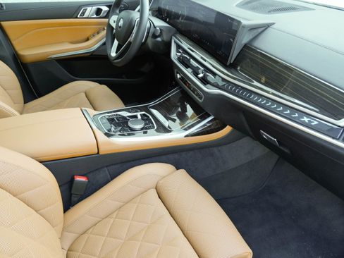 Certified 2025 BMW X7 xDrive40i w/ Premium Package image 10