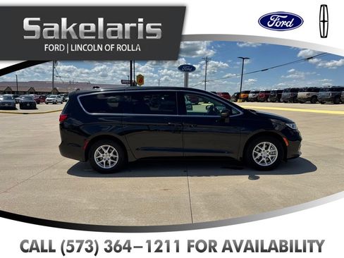 Used 2023 Chrysler Pacifica Touring-L FWD image 4